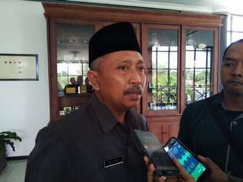 Pohon tumbang diterjang angin